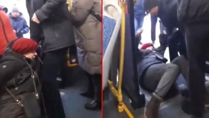 Putin'i eleştiren yaşlı Rus kadını yerlerde sürükleyip otobüsten attılar