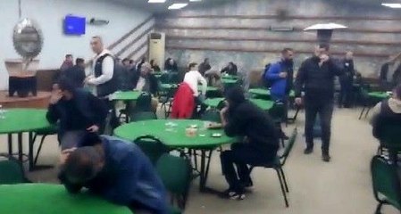 Mühürlenmiş kıraathanelerde kumar oynarken yakalandılar