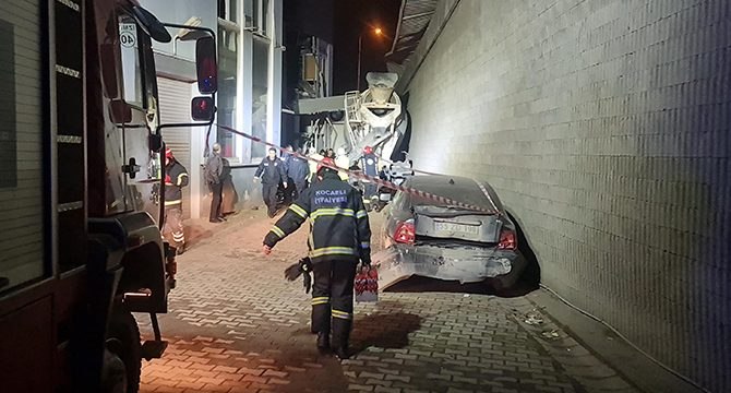 Beton mikseri otomobile çarpıp bahçeye uçtu: 3 yaralı