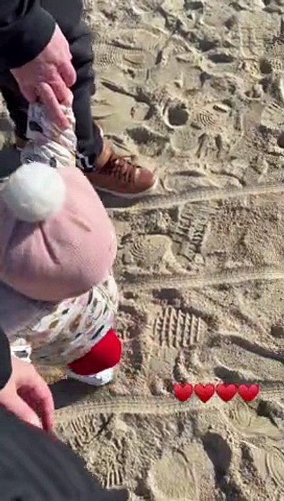 Capucine, la fille de Jérôme et Lucile de "L'amour est dans le pré", en train de marcher dans le sable