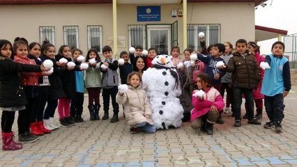KAR YAĞMAYINCA PAMUKTAN KARDAN ADAM YAPTILAR