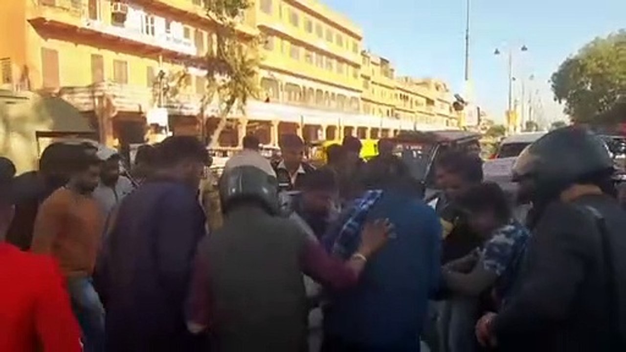 आखिर कब तक सहता बोझ ​बेचारा, लड़खड़ा कराकर आखिर...