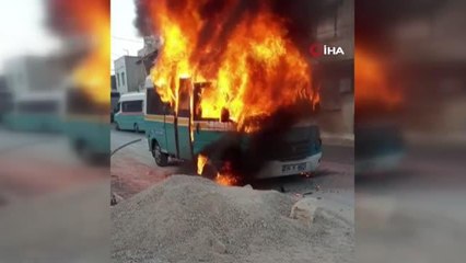 Yolcu minibüsü alev alev yandı