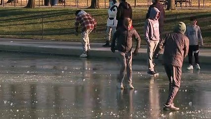 عاصفة القرن تجمد بحيرة أمام تمثال لينكولن بواشنطن