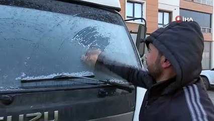 Yüksekova’da araçlar buz tuttu