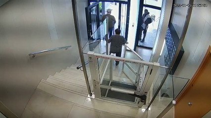 Un ladrón en Sant Adrià accede a las viviendas