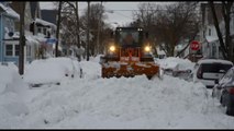 A Buffalo si spalano montagne di neve caduta durante la tempesta