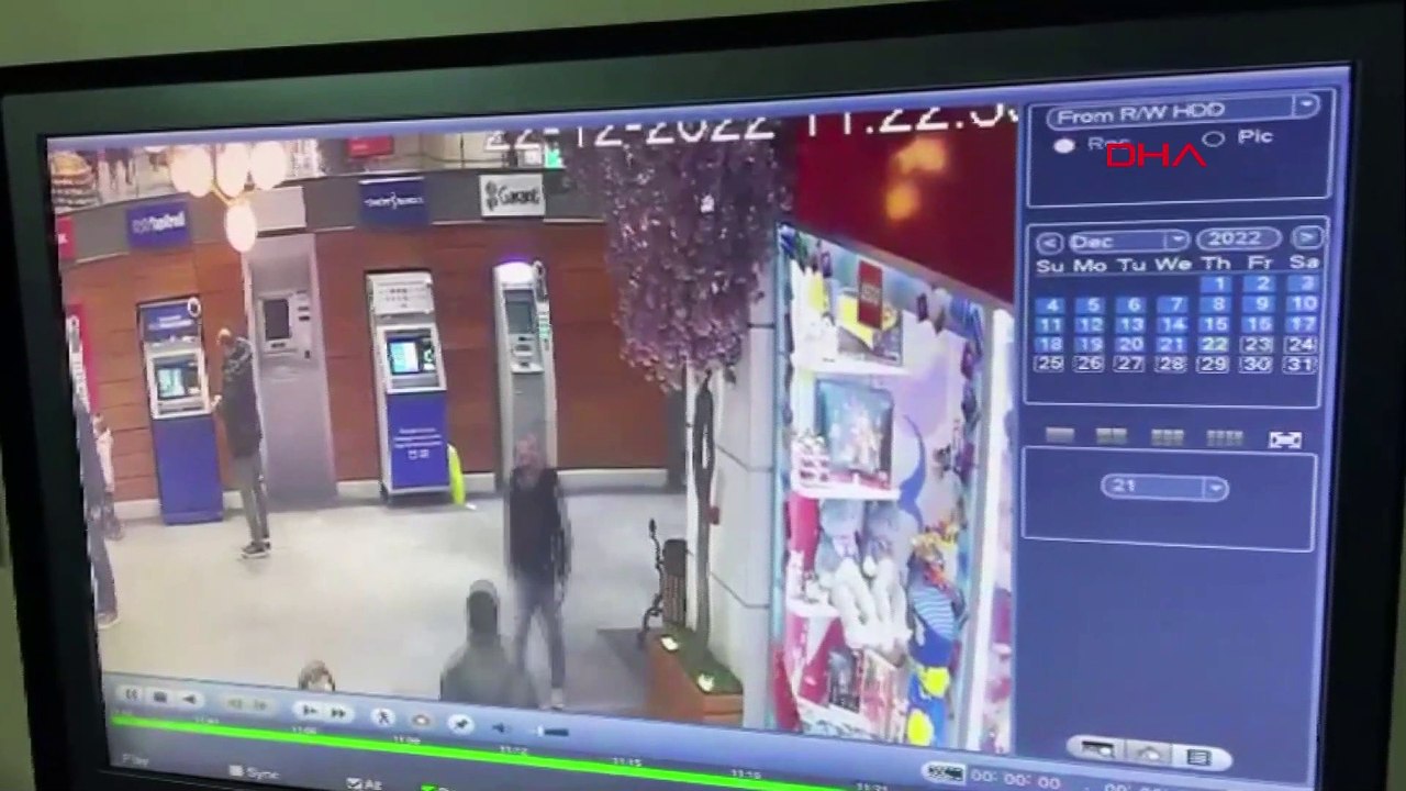 ATM'nin kenarında 70 bin lira unutuldu: Çaktırmadan alıp kaçtı