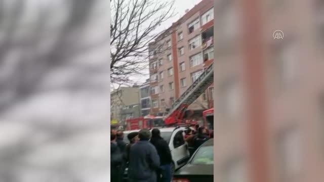 Küçükçekmece'de yangın çıkan 3. kattaki evin balkonundan atlayan kadın yaralandı