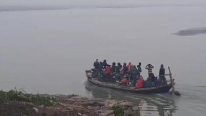 कुशीनगर: पीपा पुल ना होने से जान जोखिम में डाल लोग नदी कर रहे पार