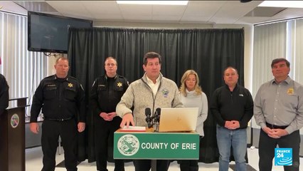 United States : Official in storm ravaged Erie County pleads with residents to avoid roads