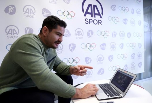 Olimpiyat şampiyonu milli güreşçi Taha Akgül, AA'nın Yılın Fotoğrafları oylamasına katıldı