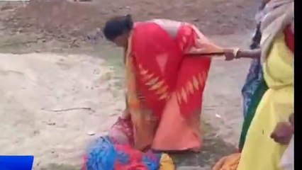 नवादा: जमीनी विवाद में महिला को पटक-पटक कर पीटा, आप भी देखें वीडियो