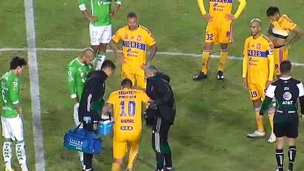 Ünlü futbolcu sahada bir anda yere yığıldı