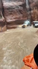 Des touristes fuient des inondations sur le site archéologique de Petra en Jordanie