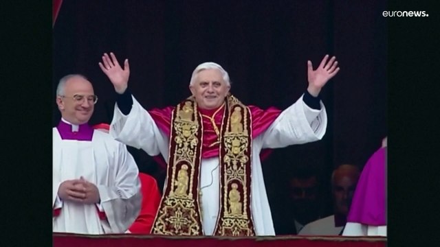 بابا الفاتيكان يقول البابا السابق مريض للغاية ويدعو للصلاة من أجله