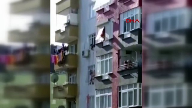 İskele çöktü: İşçi, kemeriyle havada asılı kaldı
