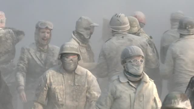La harina y la pólvora cubren Ibi de blanco en la tradicional fiesta de Els Enfarinats