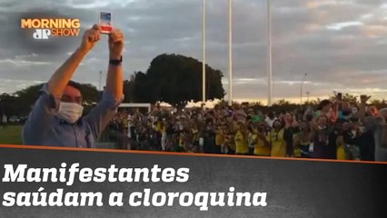 Rei Leão_ Bolsonaro levanta cloroquina e manifestantes saúdam