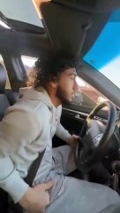 Un jeune roule comme un fou dans les bouchons mais ça ne dure pas longtemps