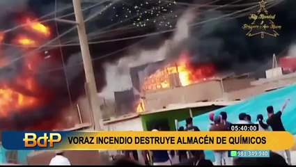 Voraz incendio en SJL: Siniestro consumió fábrica de químicos