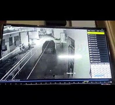 सांडों की लड़ाई में आधा दर्जन कारें क्षतिग्रस्त