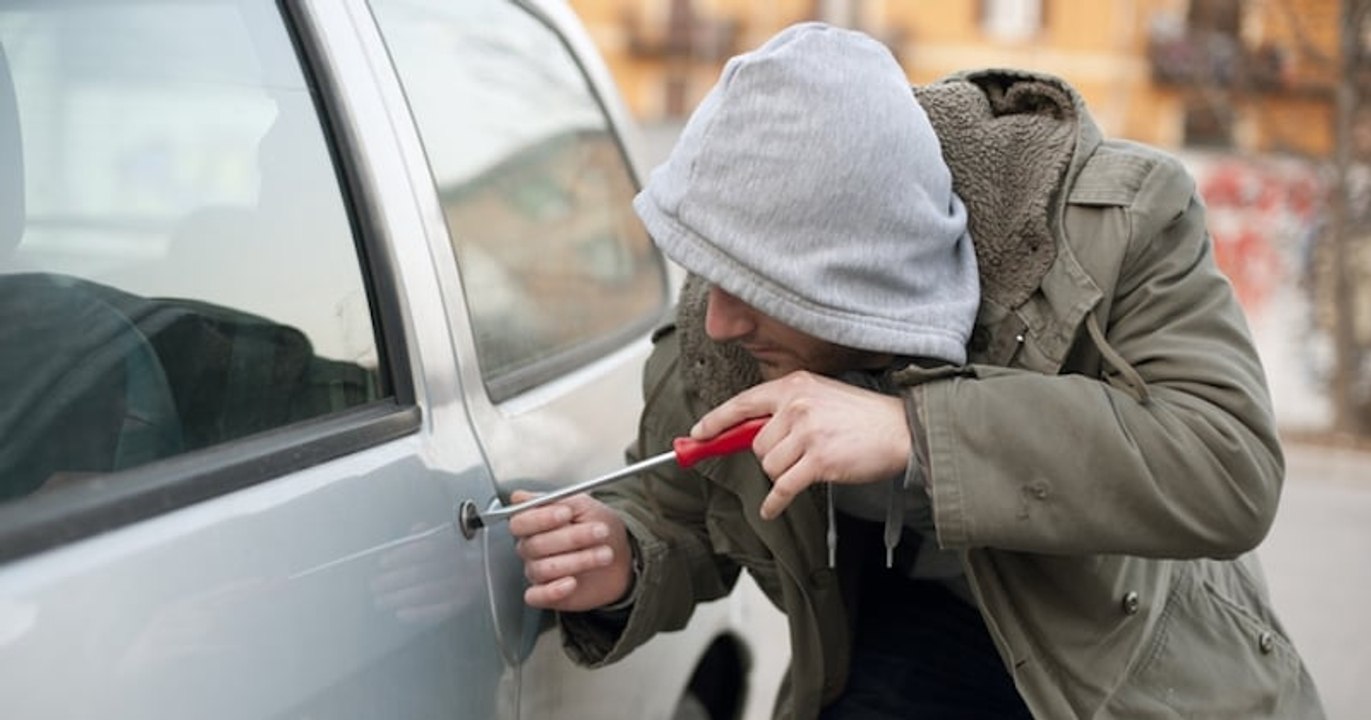 Relâché par la police après un vol de voiture, il vole un autre véhicule à 200 mètres du commissariat