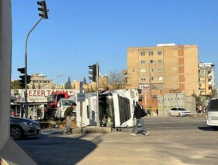 Kızıltepe'de tır hafif ticari aracın üzerine devrildi: 2 yaralı