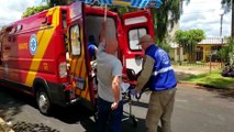 Mulher sofre queda de moto no Bairro Neva e é socorrida pelo Siate