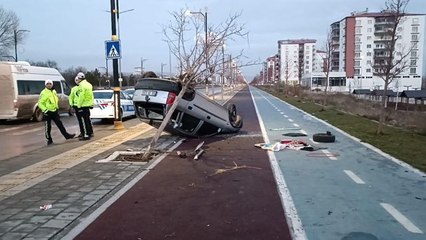 Devrilen otomobildeki anne ve iki çocuğu yaralandı