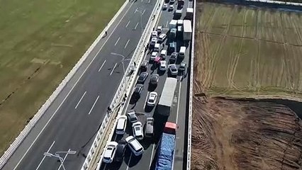 Choque de cientos de autos en una carretera de China