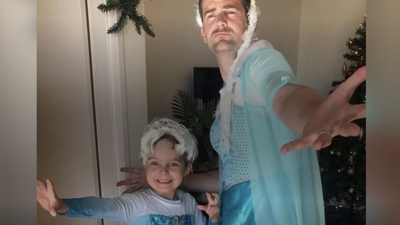 Colin est un petit garçon qui aime porter des robes et son papa le soutien à 100% !