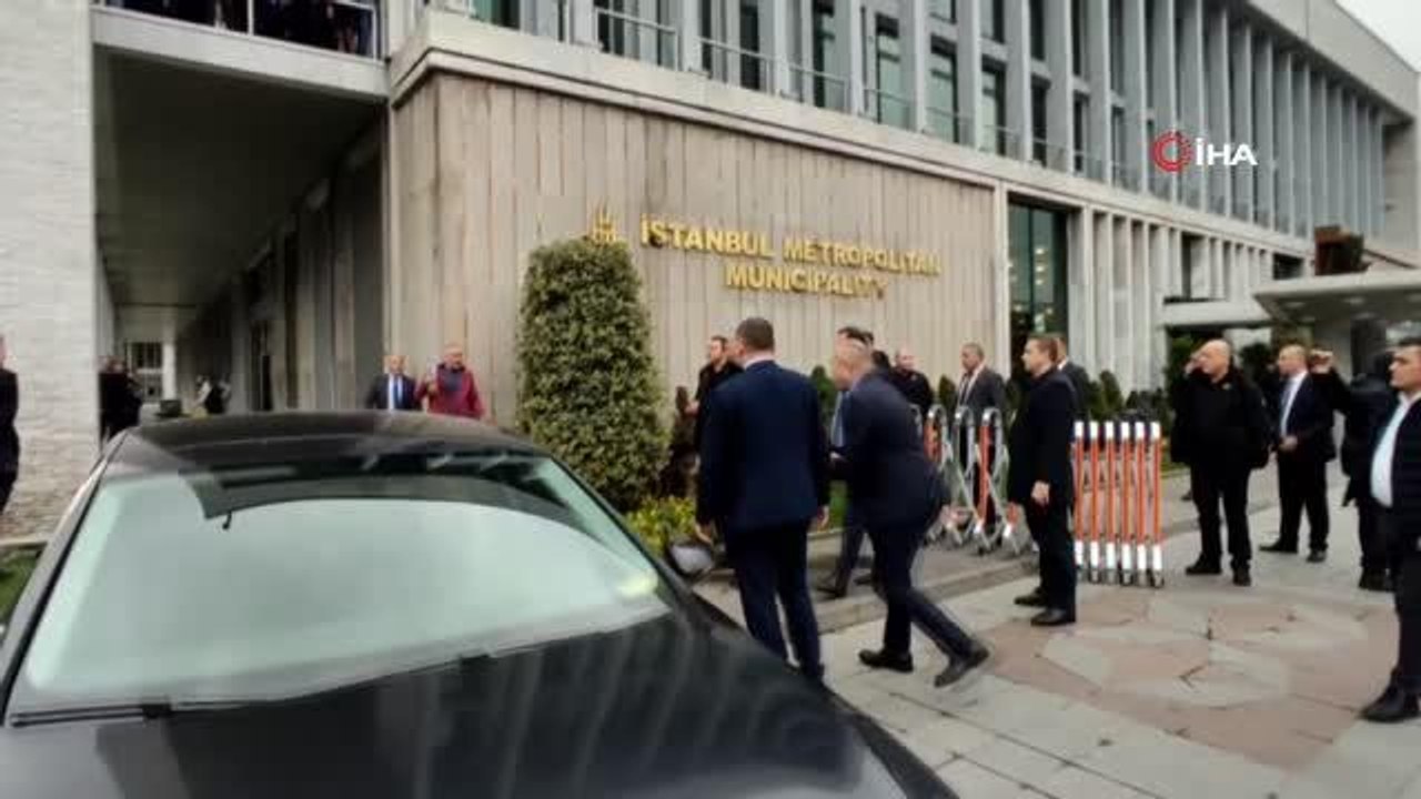 Tezgahı elinden alınan simitçi, İBB binası önünde kendini yakmaya çalıştı