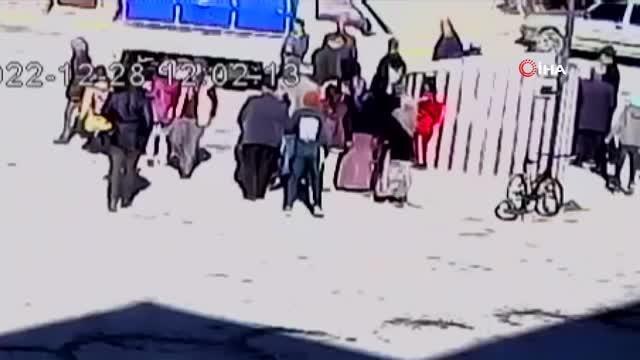 Kamyonet ile bisikletlinin çarpıştığı kaza saniye saniye kameralara yansıdı