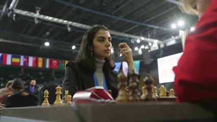 Скачать видео: Dos mujeres iraníes compiten sin velo en el mundial de partidas rápidas de ajedrez en Kazajistán