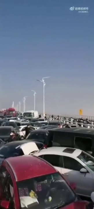 200 voitures se rentrent dedans sur un pont en chine