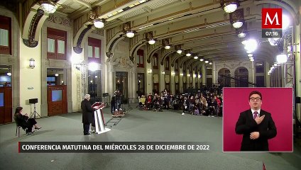 En plena Mañanera, youtuber regala a AMLO libro para colorear, playera y agenda