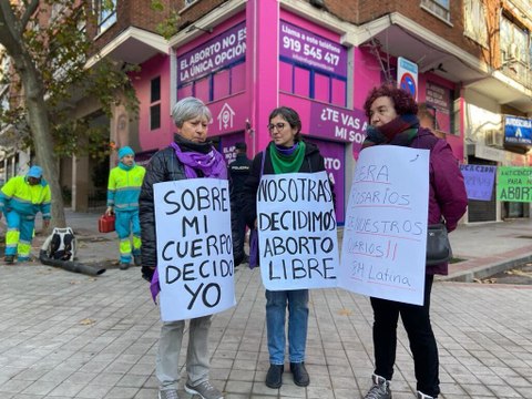Feministas combaten el acoso de grupos ultracatólicos delante de la clínica Dator: Estamos aquí para proteger a las mujeres