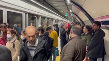 Mecidiyeköy-Mahmutbey Metro Hattı'ndaki arıza yolcu yoğunluğuna yol açtı