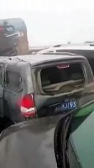 Engavetamento com mais de 200 carros causa uma morte na China; veja