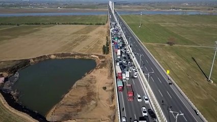 Engavetamento com mais de 200 carros causa uma morte na China; veja