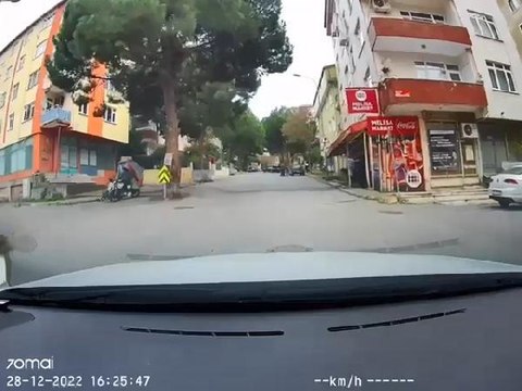 KARTAL'DA MOTOSİKLET SEPETİNDEKİ ÇOCUK DÜŞTÜ, OTOMOBİL SON ANDA DURDU