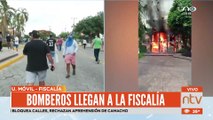 Bomberos llegan al incendio en la Fiscalía de Santa Cruz