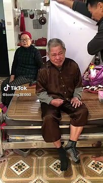 Ông cụ khóc nấc lên vì được cán bộ đến tận nhà làm thẻ căn cước