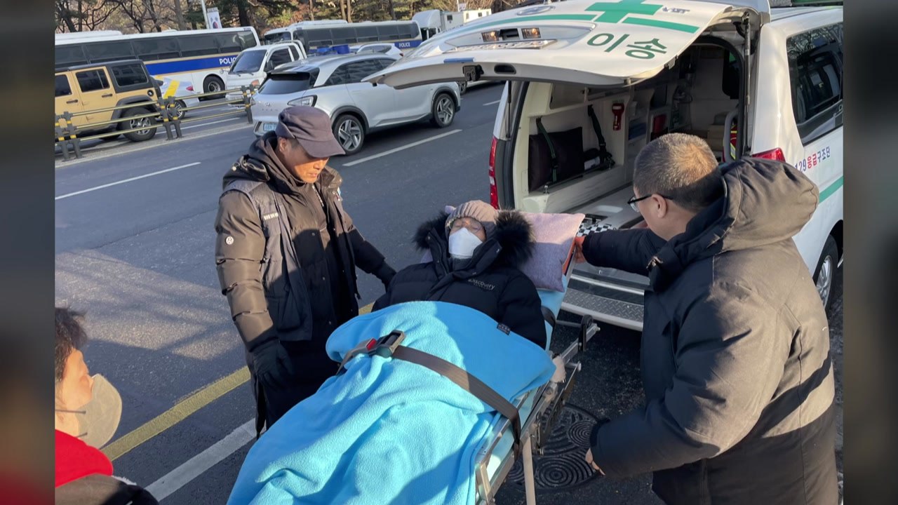 화물연대 위원장, 건강악화로 단식 농성 중단..."안전운임제 투쟁 지속" / YTN