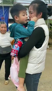 Cậu bé bịn rịn không nỡ rời xa dì khi được mẹ ruột rước về sau 3 năm xa cách: Công dưỡng dục hơn công sinh thành