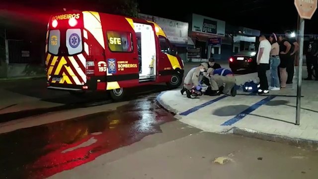 Garupa cai da motocicleta e precisa ser socorrida pelo Siate no bairro Claudete