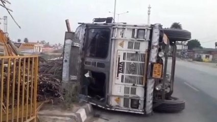 बिजनौर:ओवरलोड गन्ने से भरा ट्रक हाईवे पर पलटा,चालक हुआ घायल