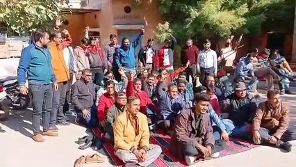 समझौता होने के बाद स्वास्थ्य कर्मियों ने उठाया धरना