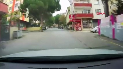 Motosiklet sepetinden düşen çocuk ezilmekten son anda kurtuldu